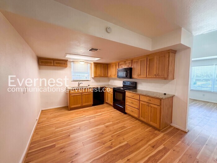Building Photo - 707 Valley View Dr