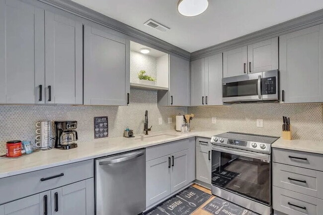 Building Photo - 302 Manden Rd