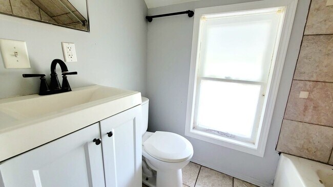 Building Photo - 1210 W 6th st