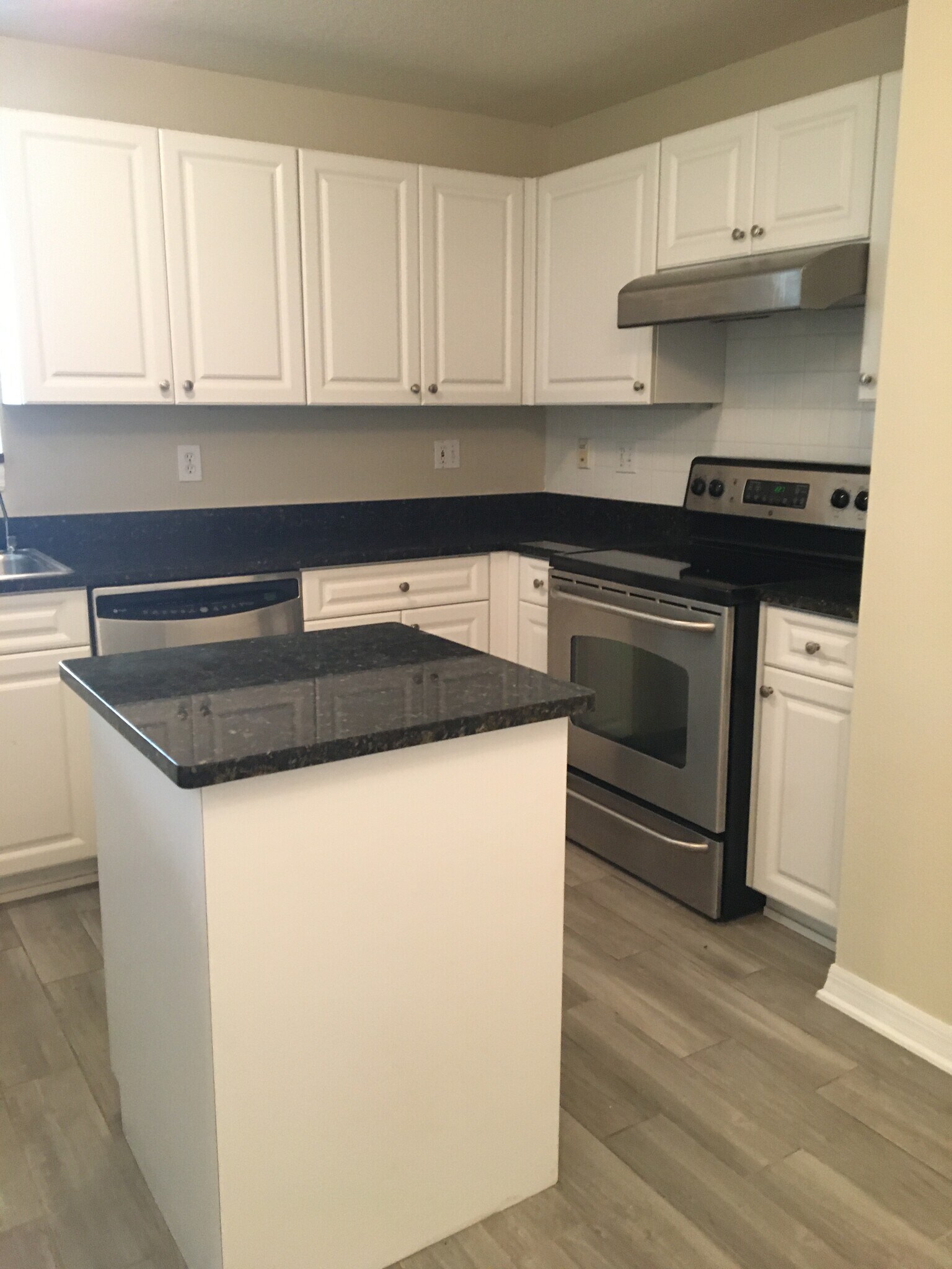 Building Photo - 501 Knights Run Ave