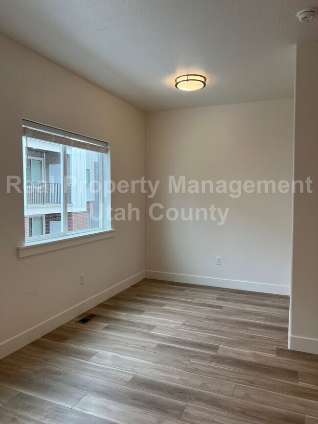 Building Photo - Newer American Fork Townhouse