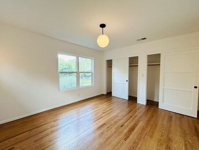 Building Photo - Delightful 3 bedroom 2½ Bathroom Single Family Home In North Hollywood Landscaped Yard