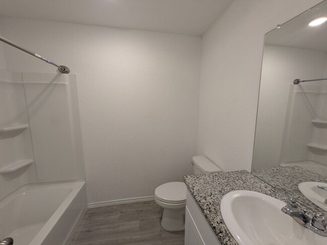 Building Photo - Fresh and Clean in New Braunfels!!