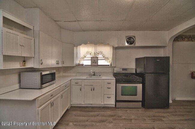 Building Photo - 1418 Capouse Ave