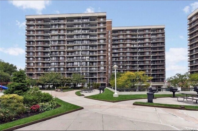 Building Photo - 150-38 Union Tpke Un