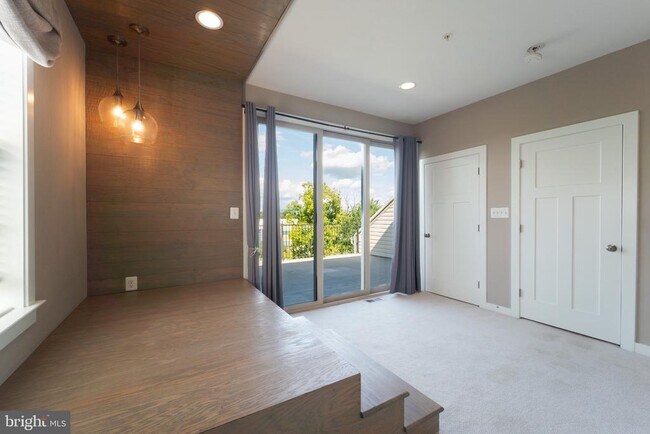 Building Photo - 10225 Hilltop Ascent Dr