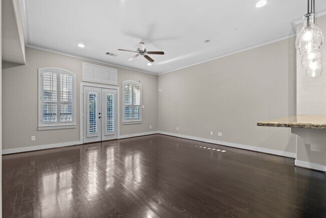 Building Photo - Stunning Single-Family Home in the Heart o...