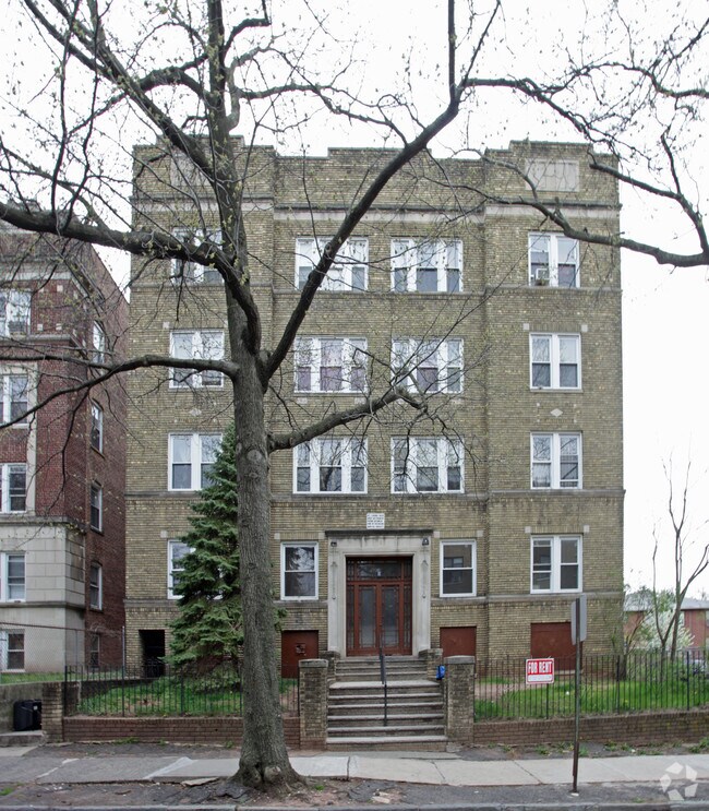 Building Photo - The Oaks