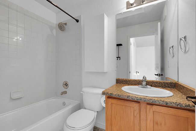 Building Photo - $2,540.95- 3 Bed, 3 Bath Townhome in Aurora with Central AC, In Unit Laundry and Patio Space!