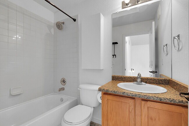 Building Photo - $2,640.95- 3 Bed, 3 Bath Townhome in Aurora with Central AC, In Unit Laundry and Patio Space!
