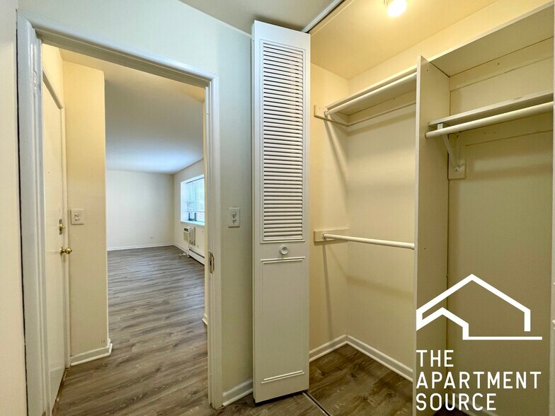 Building Photo - 6006 N Kenmore Ave