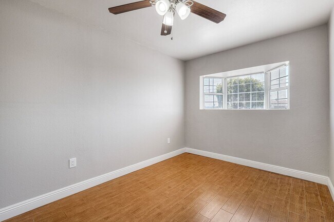 Building Photo - Three bedroom two bath home- fenced yard! - Castle Park