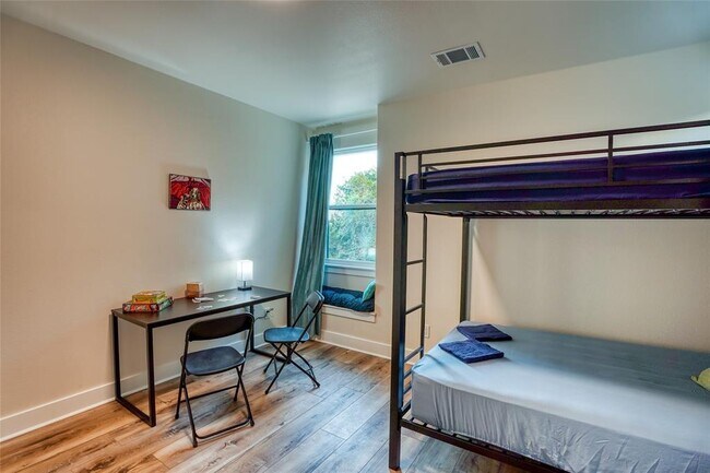 Building Photo - 7002 Deepwood Dr