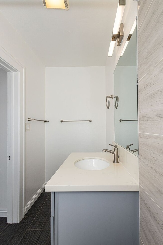 Building Photo - Bright and airy 2-bedroom 2-bath in Mid- City