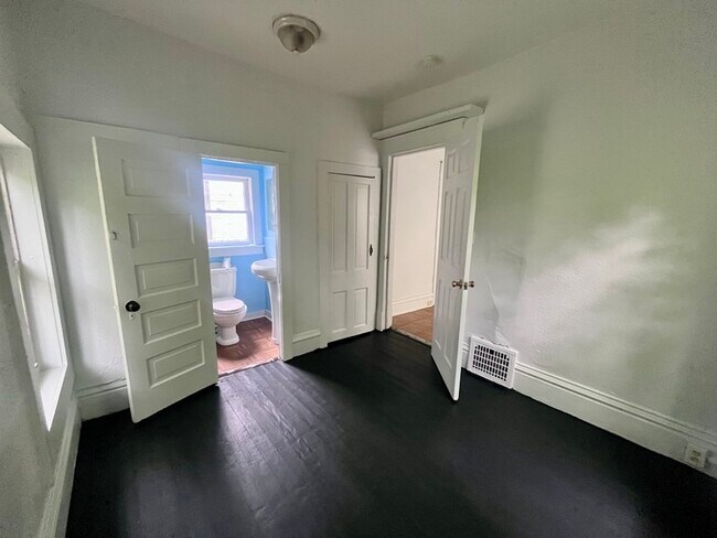 Building Photo - Newly Renovated Single Family Home!