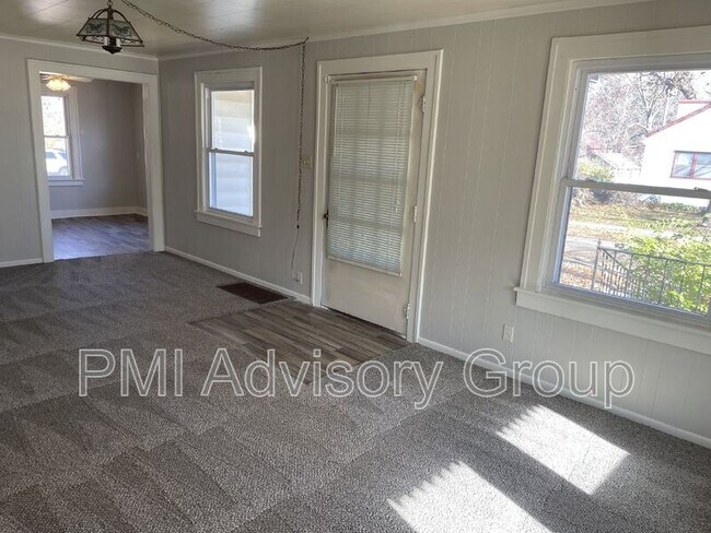 Building Photo - 721 SW Park Ln