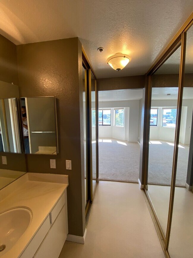 Building Photo - Amazing Cleveland Heights, 1 Block East of Lake Merritt with views of the lake
