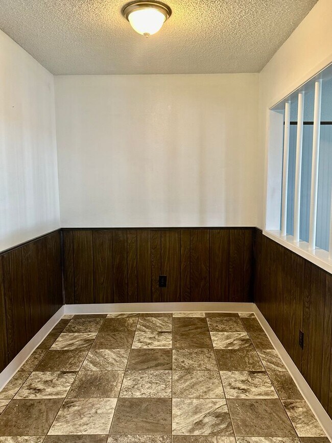 Building Photo - 2.2. miles to Sky Lakes Medical Center and...