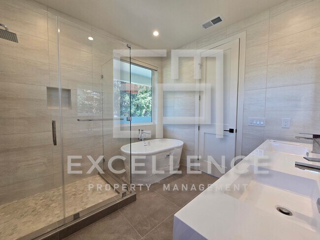 Building Photo - Brand New Build 5/5 Home & 2/2 Cottage - C...