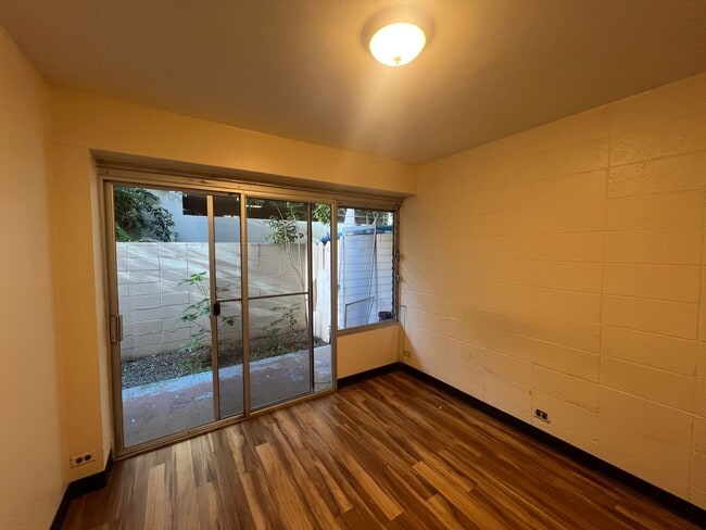 Building Photo - 2 Bed/1 Bath unit on Cleghorn St in Waikiki