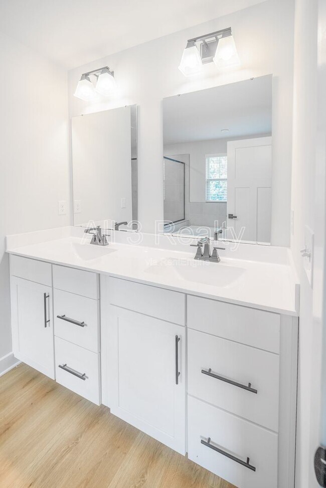 Building Photo - 533 Daffodil Ln