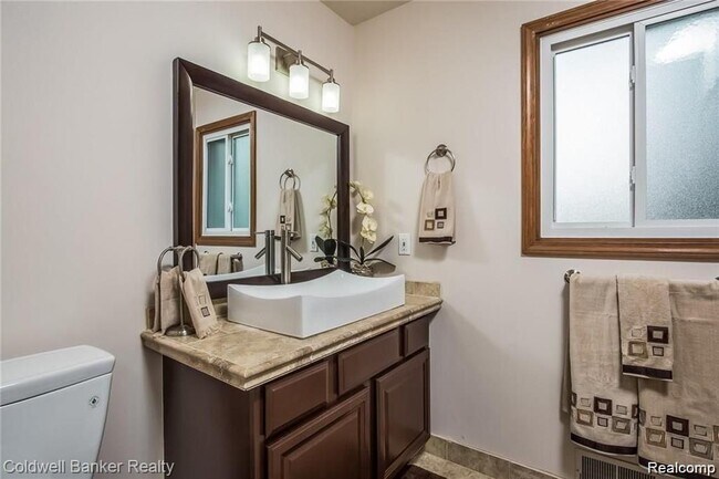 Building Photo - 3290 Bennington Dr