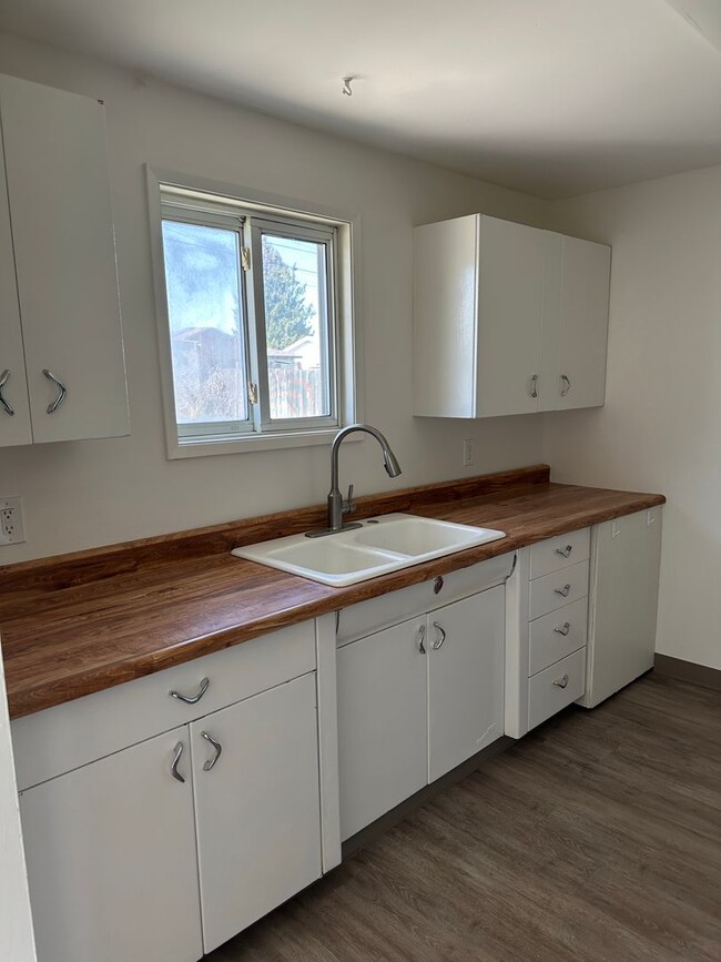 Building Photo - 3 Bedroom 1.5 Bathroom Home WSG Included! ...