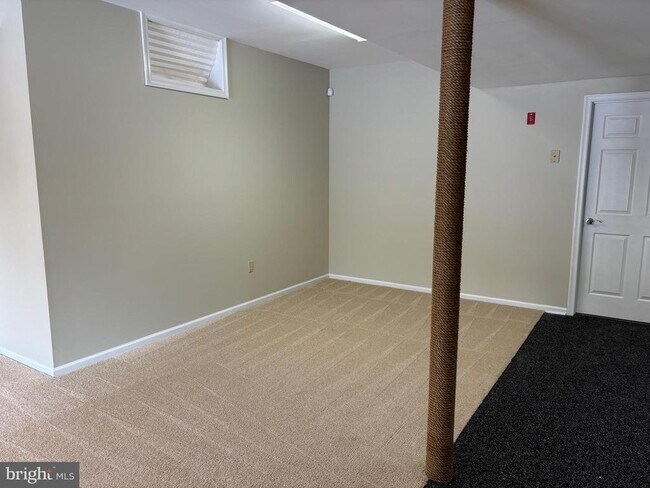 Building Photo - 498 Dean Dr
