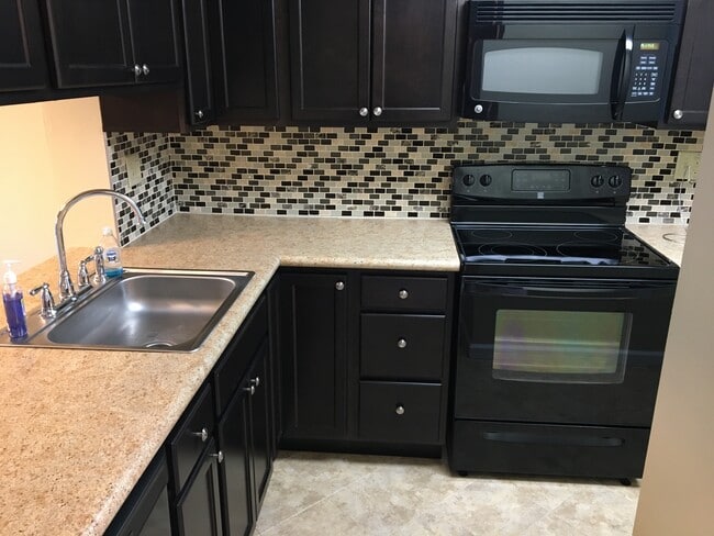 Kitchen - 103 Shadowlawn Dr