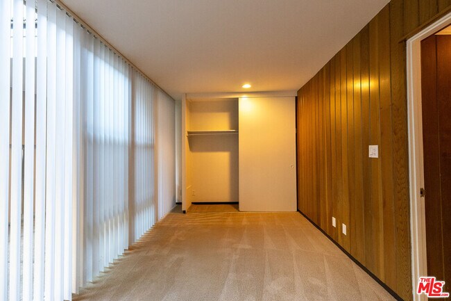 Building Photo - 833 Moraga Dr