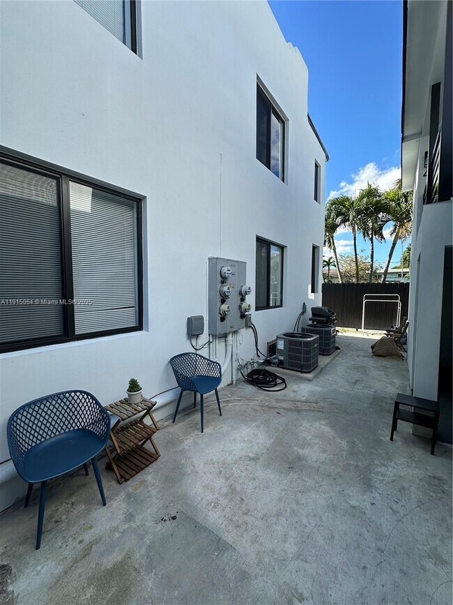 Building Photo - 638 SW 21st Ave