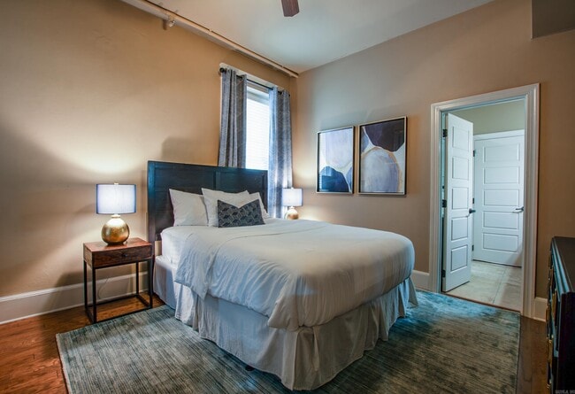 Building Photo - 612 Center St