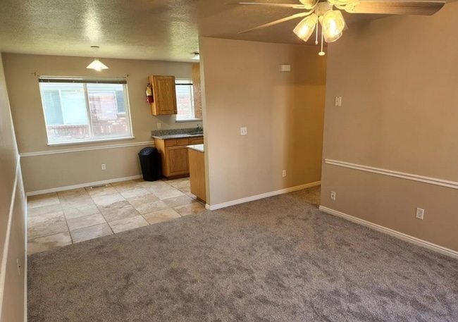 Building Photo - 2 Bed 1 Bath Upper Condo - with Optix inte...