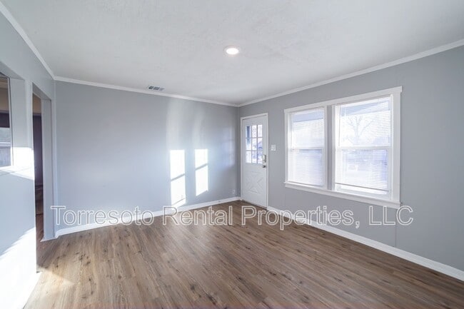 Building Photo - 2731 Menchaca St