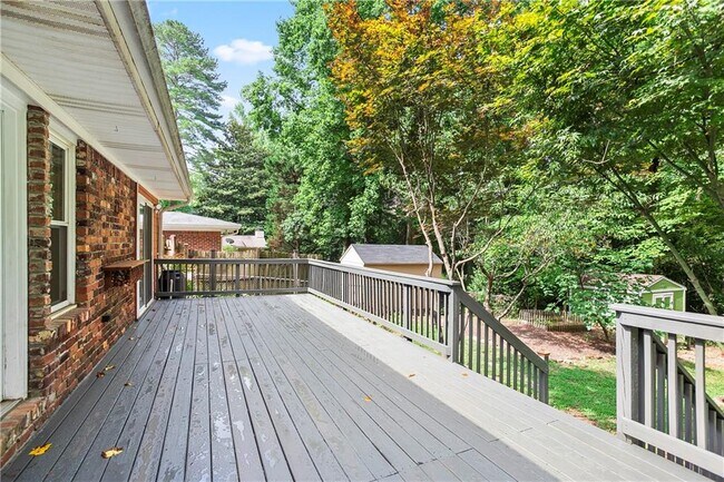 Building Photo - 2558 Woodacres Rd NE