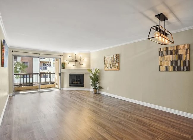 Building Photo - Beautifully upgraded 2 bedroom, 2 bath con...