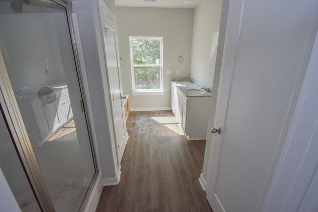 Building Photo - Gorgeous 4 Bedroom, 2 Bathroom Home in Far...