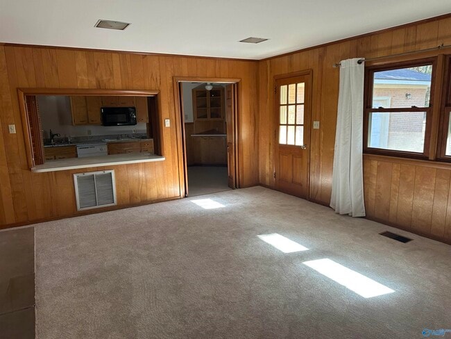 Building Photo - 102 Jones Valley Dr SW