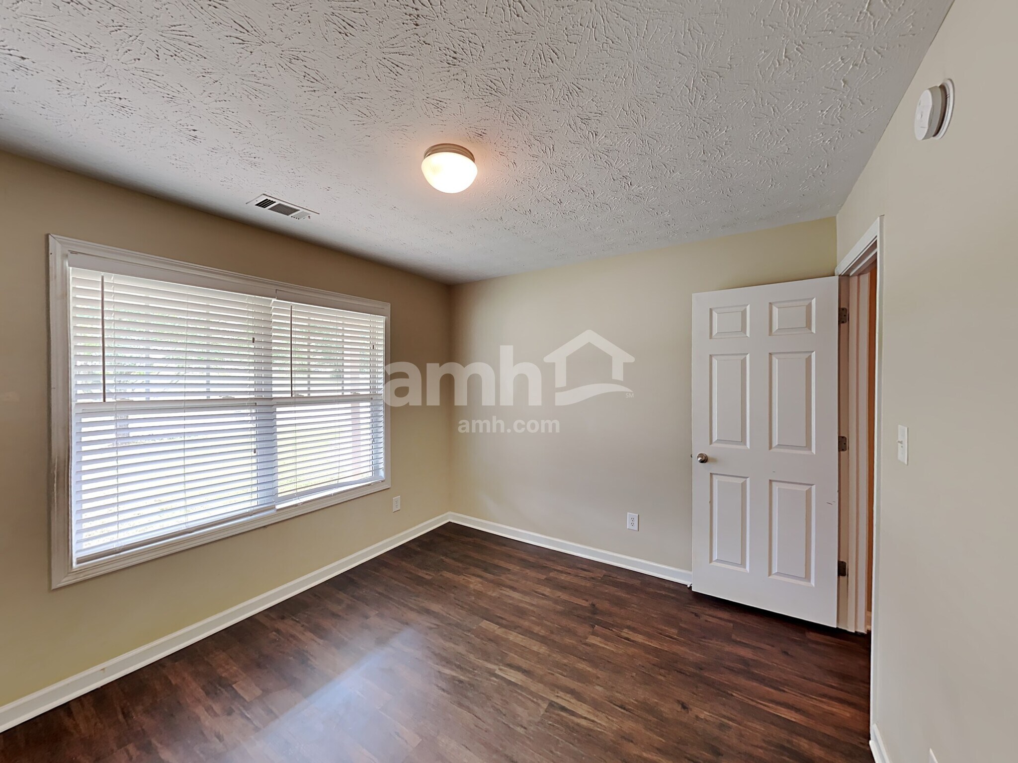 Building Photo - 303 Cole Creek Dr