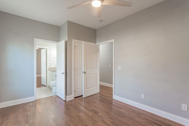 Building Photo - Downtown 3 bedroom Cottage