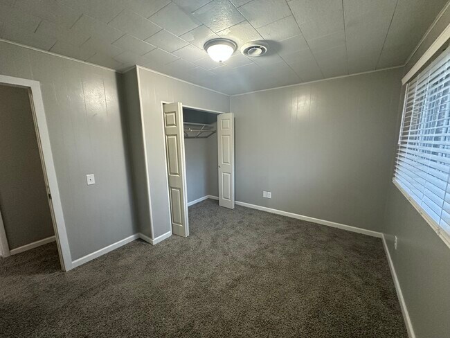 Building Photo - 1040 Bowerman Dr.