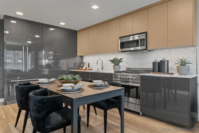 Building Photo - 525 Olive St