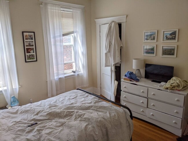 Building Photo - Amazing 3 bed in Coolidge Corner...