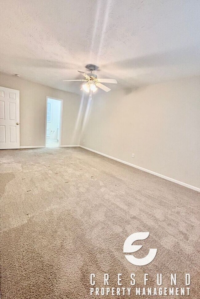 Building Photo - Comfort, Style, and Space - 15 MIN FROM FT...
