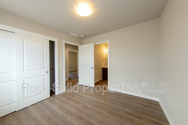 Building Photo - 1900 Good Hearted Pl