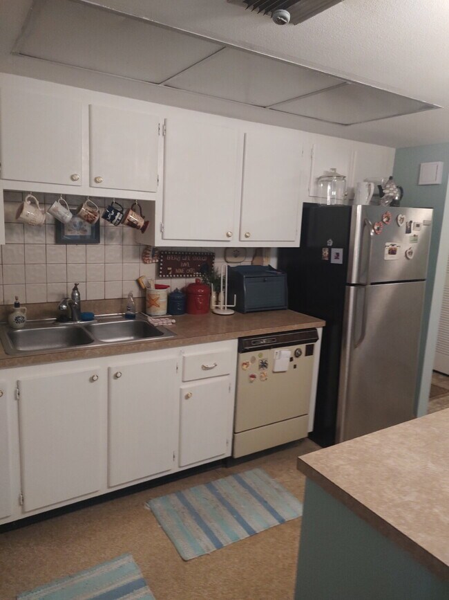 Building Photo - "Charming 1-Bedroom Condo in a 55+ Community."