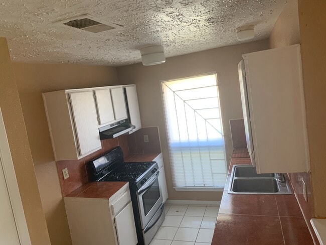 Building Photo - Southwest Houston 2 bedroom Brick Duplex w...