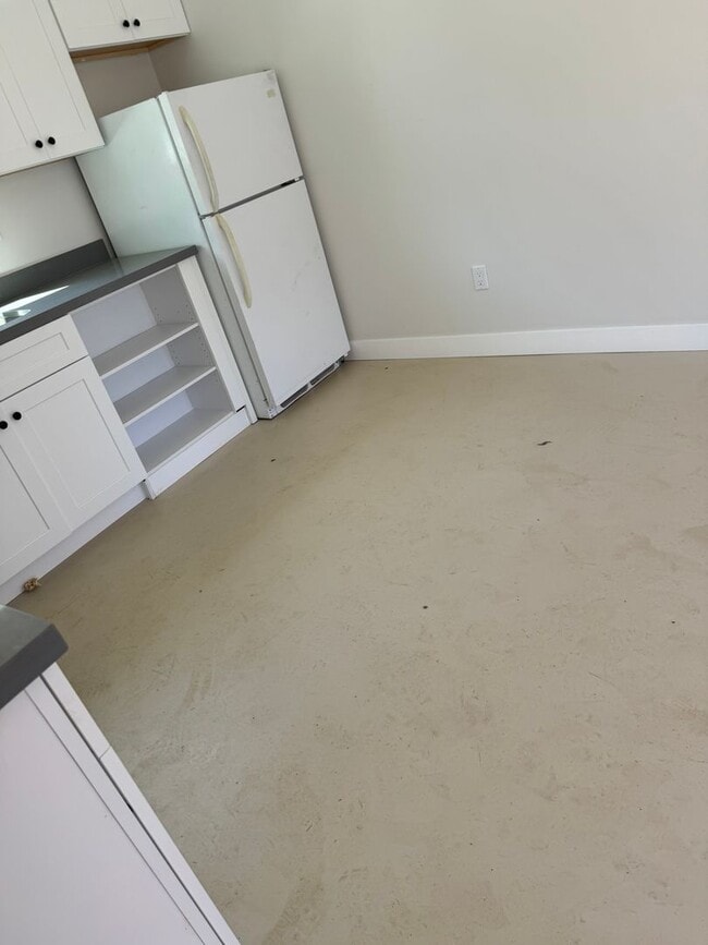 Building Photo - 2 bedroom upstairs apartment in quiet neig...