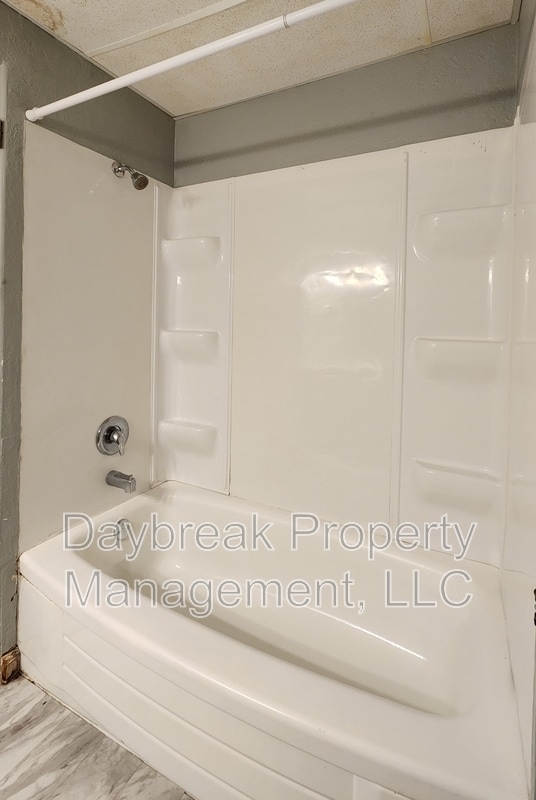 Building Photo - 32 10th Ave N