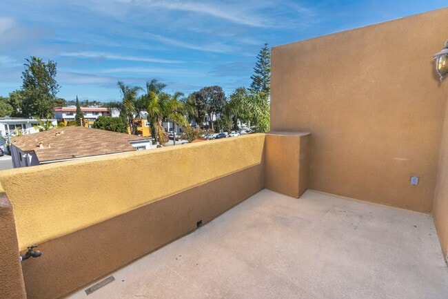 Building Photo - Beautiful 3 br/3.5ba Townhome in Pacific Beach Just Blocks to Crown Point Shores!